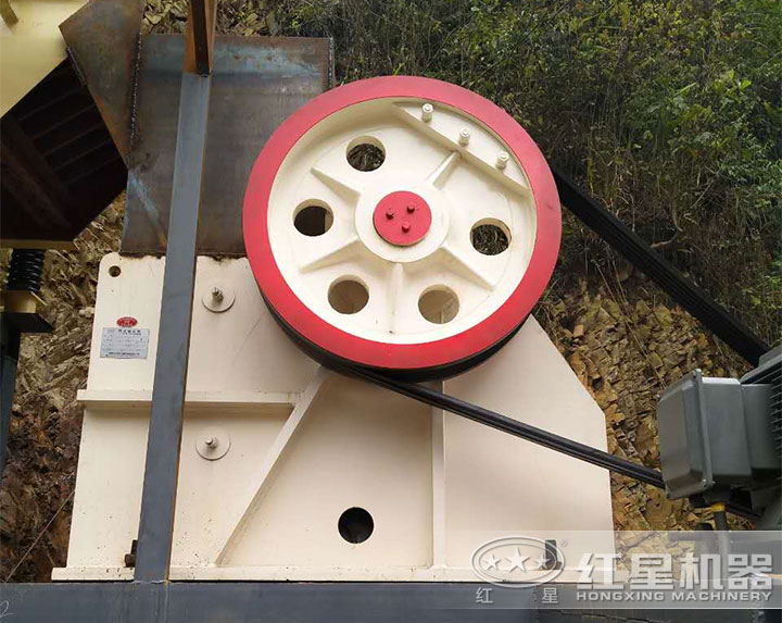 玄武巖顎式破碎機現(xiàn)場 玄武巖顎式破碎機現(xiàn)場