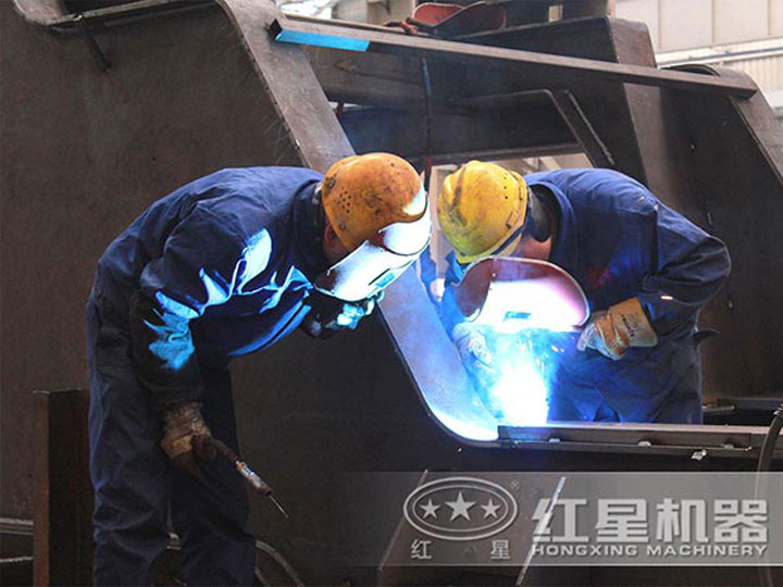 車間生產(chǎn)加工移動破碎機，每一臺設備都是匠心打造