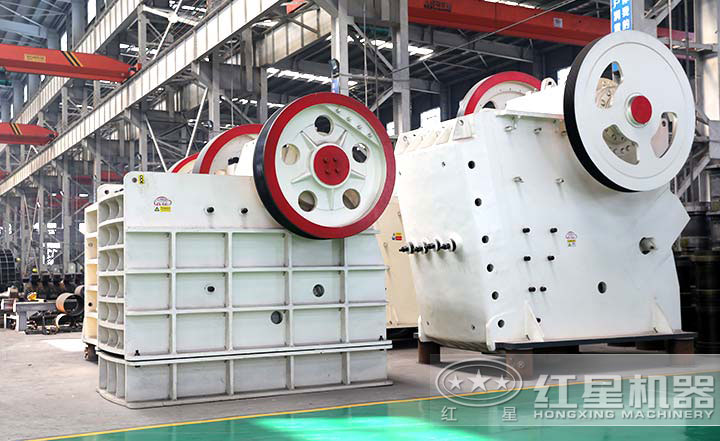 顎式破碎機實拍圖，型號多樣，價格在10-80萬之間