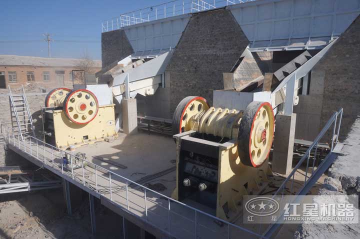 河北制砂生產(chǎn)現(xiàn)場，兩臺(tái)顎破同時(shí)有效生產(chǎn)