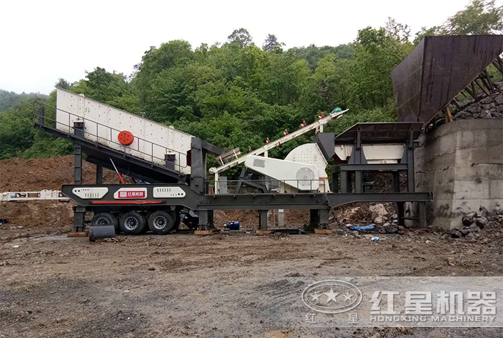 流動碎石機(jī)作業(yè)現(xiàn)場 流動碎石機(jī)作業(yè)現(xiàn)場