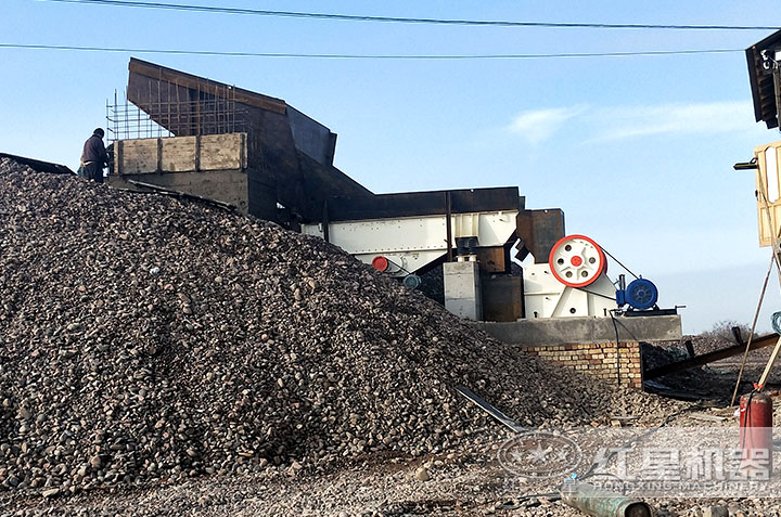 顎式破碎機(jī)作業(yè)現(xiàn)場(chǎng)成品物料 顎式破碎機(jī)作業(yè)現(xiàn)場(chǎng)成品物料