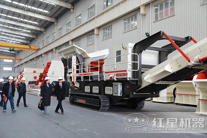 客戶(hù)到廠(chǎng)參觀(guān)能移動(dòng)的小型碎石機(jī) 客戶(hù)到廠(chǎng)參觀(guān)能移動(dòng)的小型碎石機(jī)