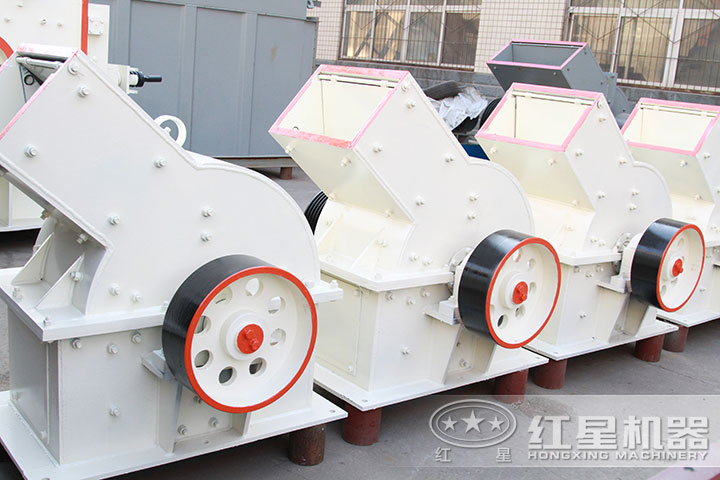 擺放的不同型號(hào)的錘式粉碎機(jī) 擺放的不同型號(hào)的錘式粉碎機(jī)