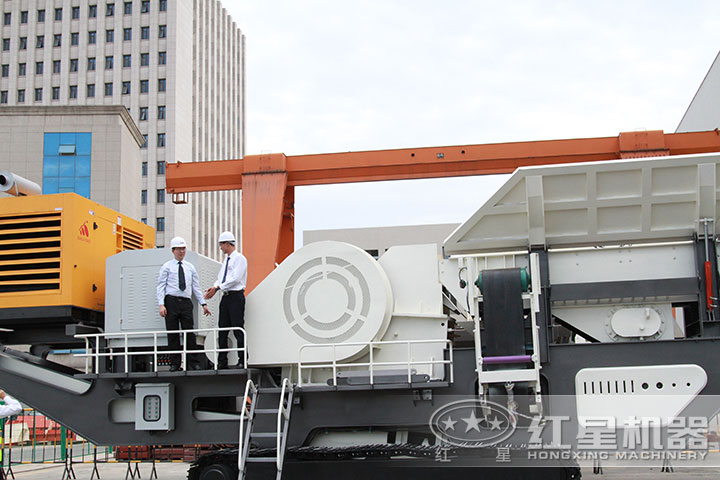 客戶到廠考察移動式碎石機(jī) 客戶到廠考察移動式碎石機(jī)