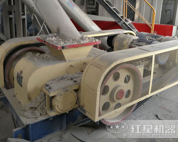 對輥式破碎機(jī)作業(yè)現(xiàn)場 對輥式破碎機(jī)作業(yè)現(xiàn)場