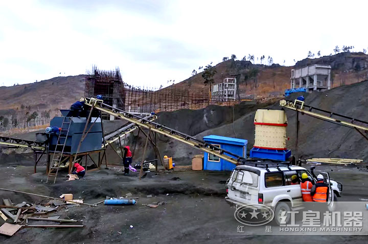 復(fù)合式破碎機(jī)作業(yè)現(xiàn)場 復(fù)合式破碎機(jī)作業(yè)現(xiàn)場