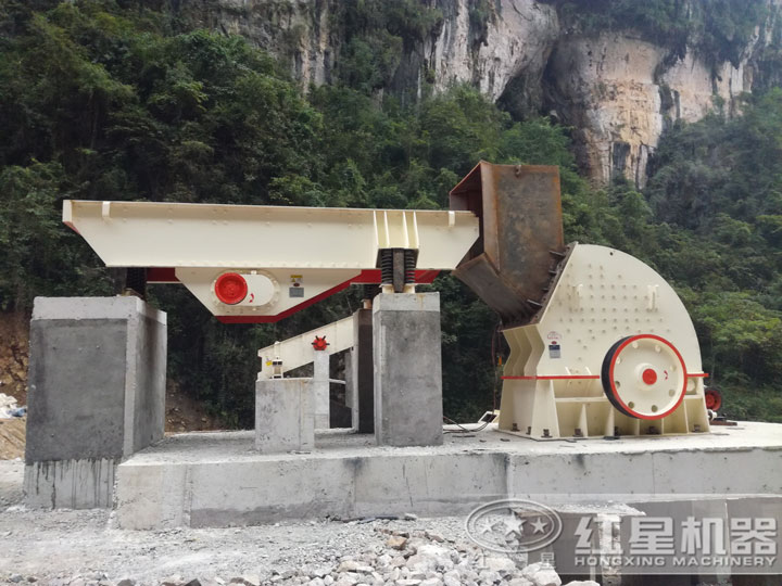 應(yīng)用在制砂生產(chǎn)線中的重錘式破碎機，破碎力大