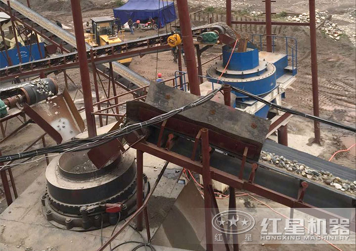 鵝卵石粉碎機(jī)作業(yè)現(xiàn)場 鵝卵石粉碎機(jī)作業(yè)現(xiàn)場