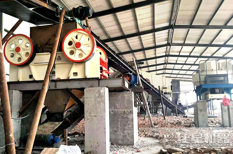 花崗巖制砂現(xiàn)場 花崗巖制砂現(xiàn)場