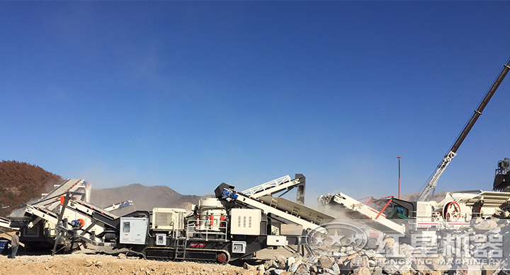 多臺(tái)設(shè)備處理水泥塊現(xiàn)場(chǎng) 多臺(tái)設(shè)備處理水泥塊現(xiàn)場(chǎng)