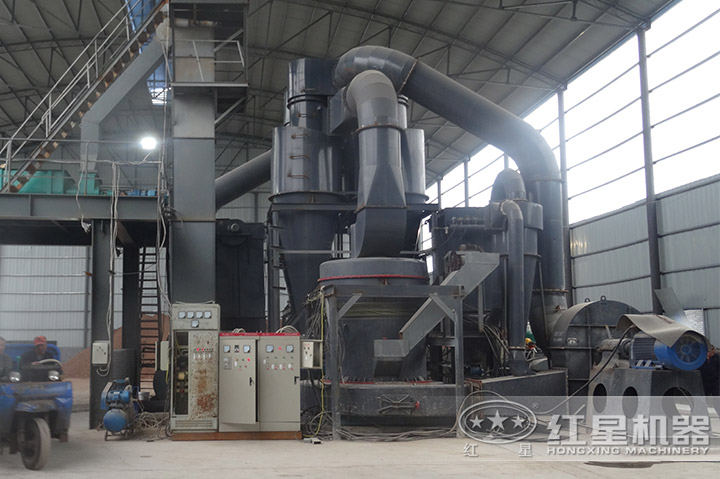 雷蒙粉磨機(jī)現(xiàn)場(chǎng) 雷蒙粉磨機(jī)現(xiàn)場(chǎng)