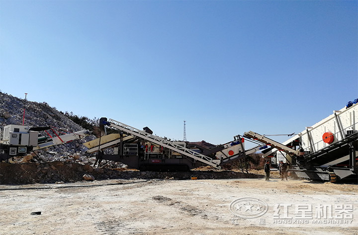 大型移動(dòng)破石機(jī)現(xiàn)場 大型移動(dòng)破石機(jī)現(xiàn)場