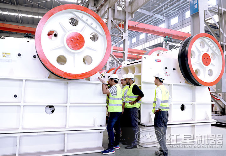 客戶參觀煤矸石粉碎設(shè)備 客戶參觀煤矸石粉碎設(shè)備