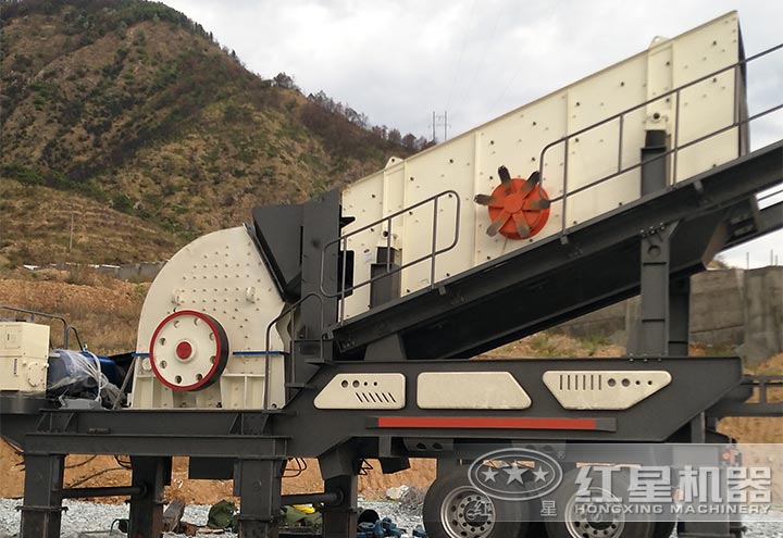 移動(dòng)重錘式碎石機(jī)作業(yè)現(xiàn)場(chǎng) 移動(dòng)重錘式碎石機(jī)作業(yè)現(xiàn)場(chǎng)