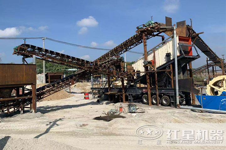 移動鵝卵石破碎制沙現(xiàn)場 移動鵝卵石破碎制沙現(xiàn)場