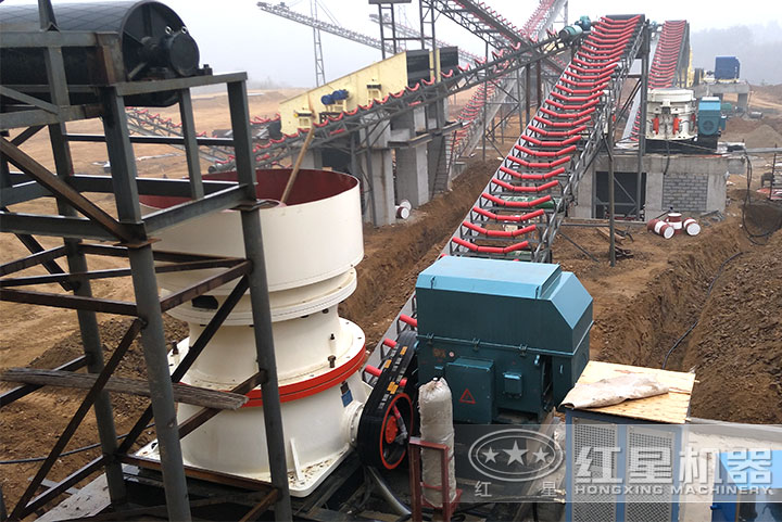 圓錐破碎機(jī)作業(yè)現(xiàn)場 圓錐破碎機(jī)作業(yè)現(xiàn)場