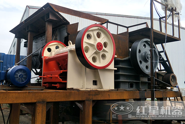 顎式破碎機現(xiàn)場 顎式破碎機現(xiàn)場
