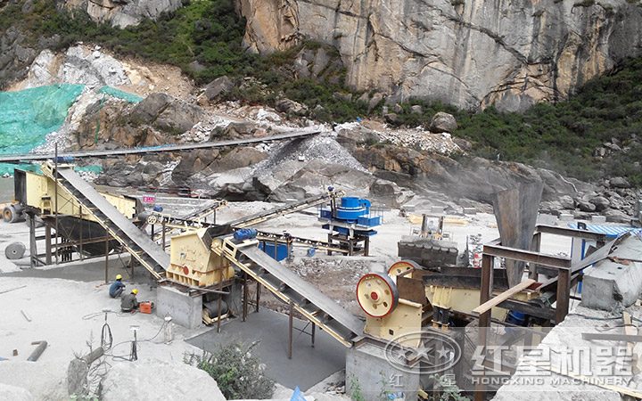 時(shí)產(chǎn)100噸的石頭破碎機(jī)現(xiàn)場(chǎng) 時(shí)產(chǎn)100噸的石頭破碎機(jī)現(xiàn)場(chǎng)