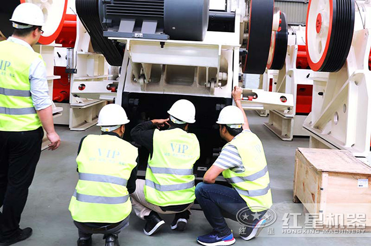 客戶正在參觀紅星破碎機(jī) 客戶正在參觀紅星破碎機(jī)