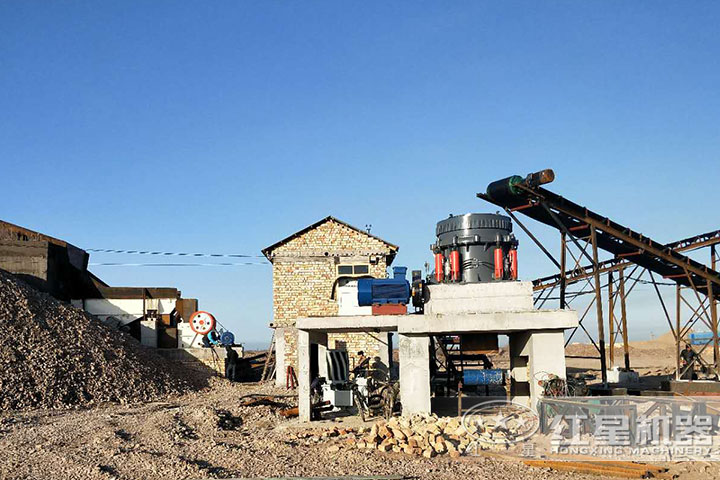 加工石子的破碎機(jī)作業(yè)現(xiàn)場(chǎng) 加工石子的破碎機(jī)作業(yè)現(xiàn)場(chǎng)