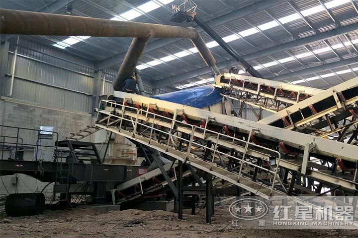 兩臺移動制砂機作業(yè)現(xiàn)場 兩臺移動制砂機作業(yè)現(xiàn)場