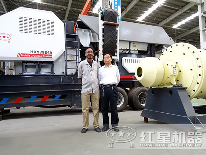 移動(dòng)錘式制砂機(jī)客戶留影 移動(dòng)錘式制砂機(jī)客戶留影