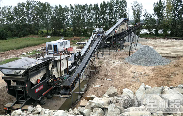 大型移動(dòng)石頭碎沙機(jī)現(xiàn)場(chǎng) 大型移動(dòng)石頭碎沙機(jī)現(xiàn)場(chǎng)