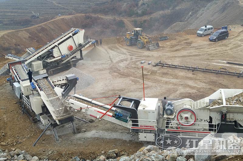 多臺移動碎石機(jī)現(xiàn)場 多臺移動碎石機(jī)現(xiàn)場