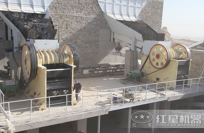 普通顎式破石機(jī)生產(chǎn)現(xiàn)場(chǎng) 普通顎式破石機(jī)生產(chǎn)現(xiàn)場(chǎng)