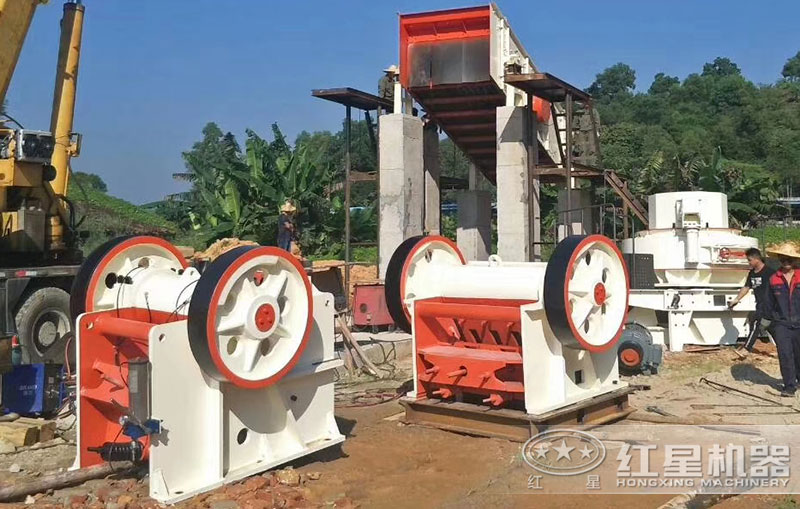 德版顎式破碎機(jī)現(xiàn)場(chǎng) 德版顎式破碎機(jī)現(xiàn)場(chǎng)