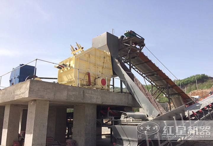 反擊式破碎機現(xiàn)場 反擊式破碎機現(xiàn)場