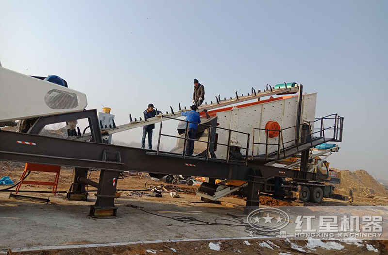 山東濰坊移動(dòng)破碎機(jī)安裝現(xiàn)場(chǎng) 山東濰坊移動(dòng)破碎機(jī)安裝現(xiàn)場(chǎng)