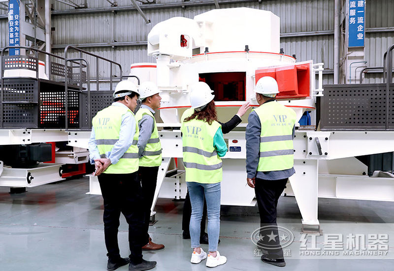 客戶來車間參觀，專業(yè)經(jīng)理接待講解