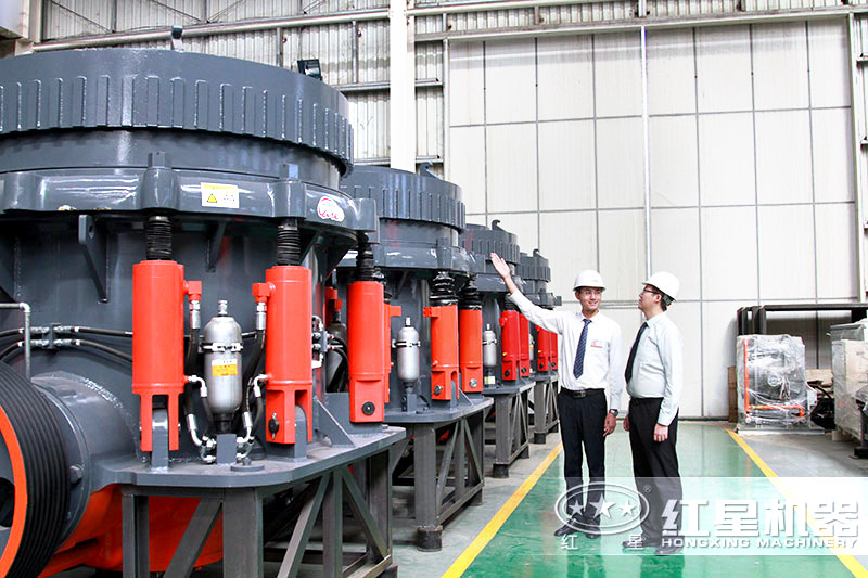 用戶到廠考察大型花崗巖破碎機 用戶到廠考察大型花崗巖破碎機