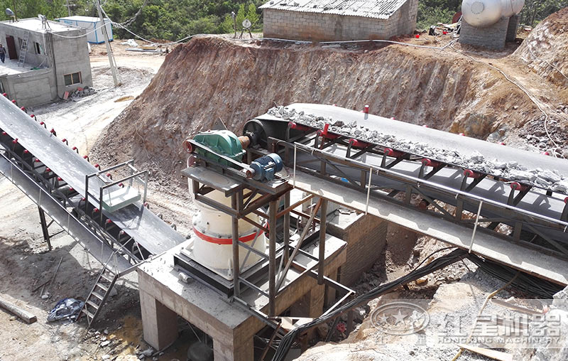 時產(chǎn)2000噸的破石機現(xiàn)場 時產(chǎn)2000噸的破石機現(xiàn)場