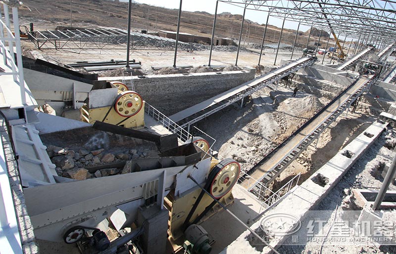 大型打石頭機(jī)器作業(yè)現(xiàn)場(chǎng) 大型打石頭機(jī)器作業(yè)現(xiàn)場(chǎng)