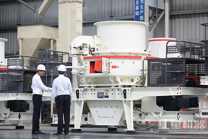 客戶在玄武巖制砂機車間參觀，經(jīng)理一對一指導講解