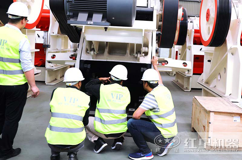 客戶正在參觀破碎機(jī) 客戶正在參觀破碎機(jī)