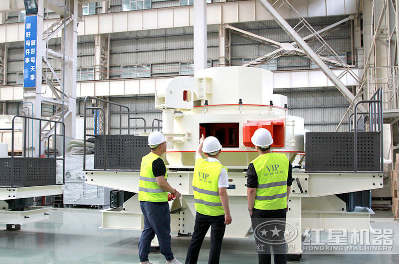 客戶在制砂機(jī)車間參觀 客戶在制砂機(jī)車間參觀