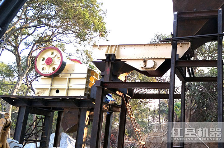 石灰破碎機(jī)作業(yè)現(xiàn)場(chǎng) 石灰破碎機(jī)作業(yè)現(xiàn)場(chǎng)