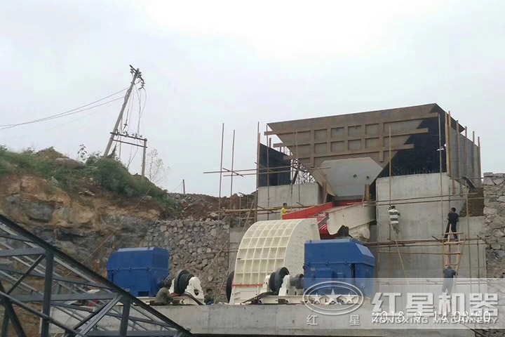 錘式破碎機(jī)安裝現(xiàn)場(chǎng) 錘式破碎機(jī)安裝現(xiàn)場(chǎng)