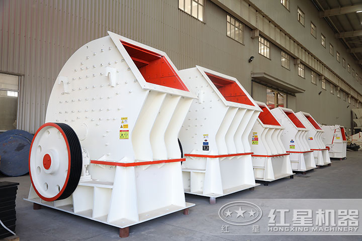 錘式破碎機(jī)車(chē)間實(shí)拍 錘式破碎機(jī)車(chē)間實(shí)拍