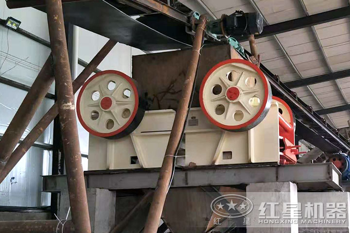 顎式破碎機現(xiàn)場 顎式破碎機現(xiàn)場