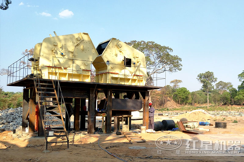 反擊式破碎機(jī)安裝現(xiàn)場(chǎng) 反擊式破碎機(jī)安裝現(xiàn)場(chǎng)