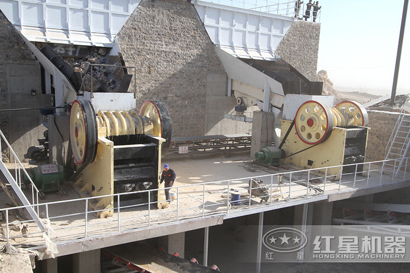 石膏顎式破碎機作業(yè)現場 石膏顎式破碎機作業(yè)現場