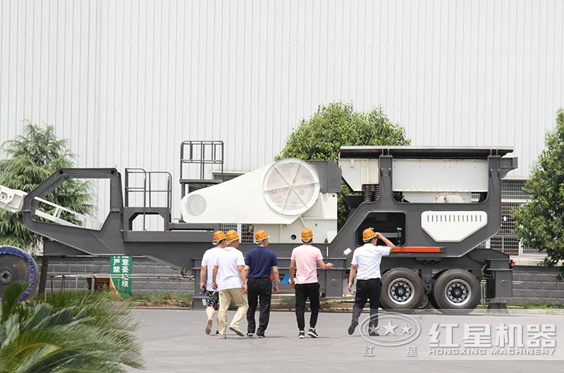 輪胎式移動(dòng)破碎機(jī) 輪胎式移動(dòng)破碎機(jī)