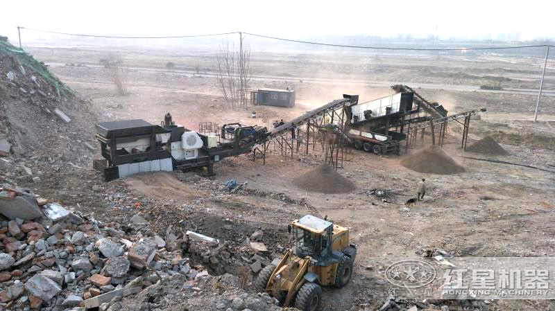 移動(dòng)碎石機(jī)設(shè)備作業(yè)現(xiàn)場(chǎng) 移動(dòng)碎石機(jī)設(shè)備作業(yè)現(xiàn)場(chǎng)