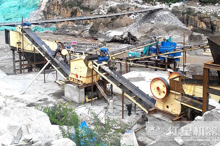 現(xiàn)場(chǎng)作業(yè)中 現(xiàn)場(chǎng)作業(yè)中