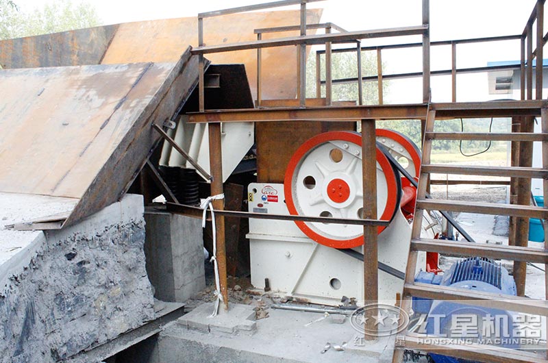 小型顎式破碎機(jī)作業(yè) 小型顎式破碎機(jī)作業(yè)